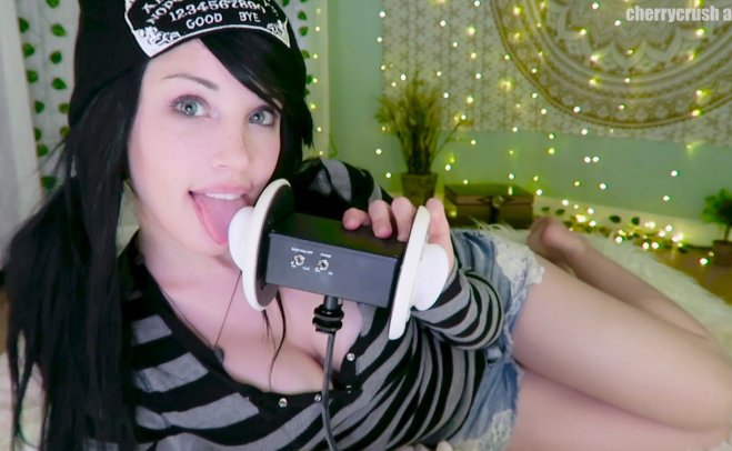 [樱桃妹子 ASMR]从你的耳朵上舔蜂蜜