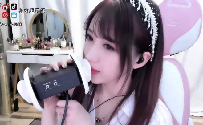 [小女巫露娜 ASMR]舔耳10分 粉嫩小舌头